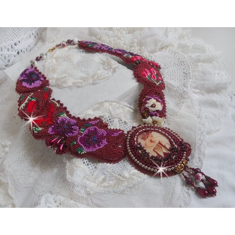 Art'D Haute-Couture smekke halskjede brodert med forskjellige fargede frøperler og Swarovski krystallperler
