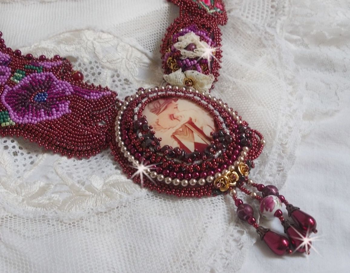 Art'D Haute-Couture smekke halskjede brodert med forskjellige fargede frøperler og Swarovski krystallperler