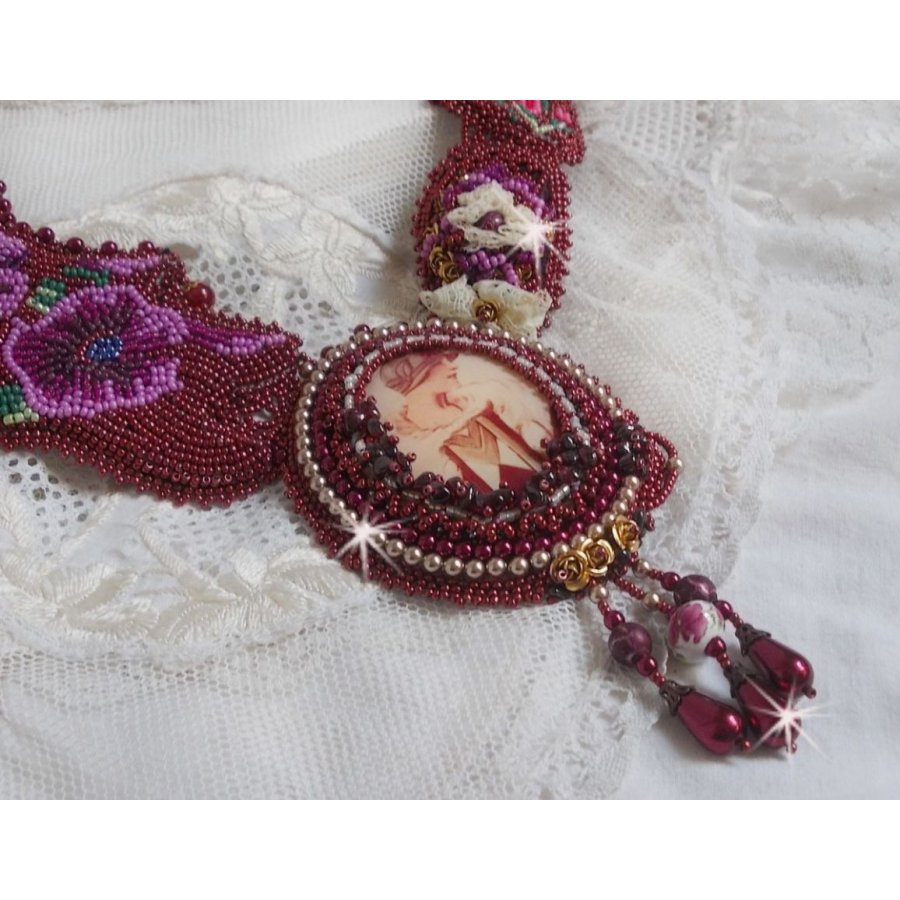 Art'D Haute-Couture smekke halskjede brodert med forskjellige fargede frøperler og Swarovski krystallperler