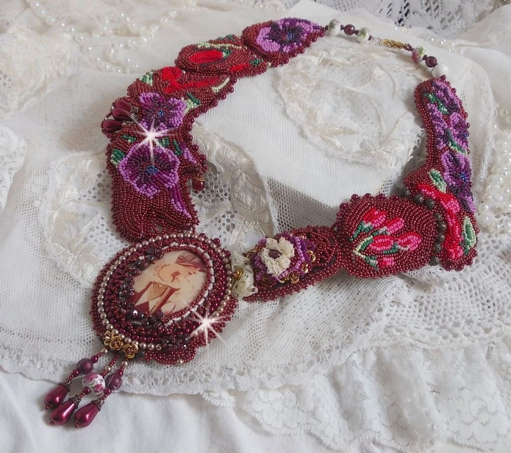 Art'D Haute-Couture smekke halskjede brodert med forskjellige fargede frøperler og Swarovski krystallperler