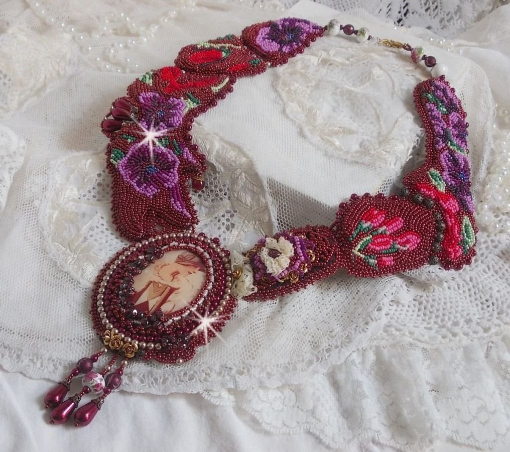 Art'D Haute-Couture smekke halskjede brodert med forskjellige fargede frøperler og Swarovski krystallperler