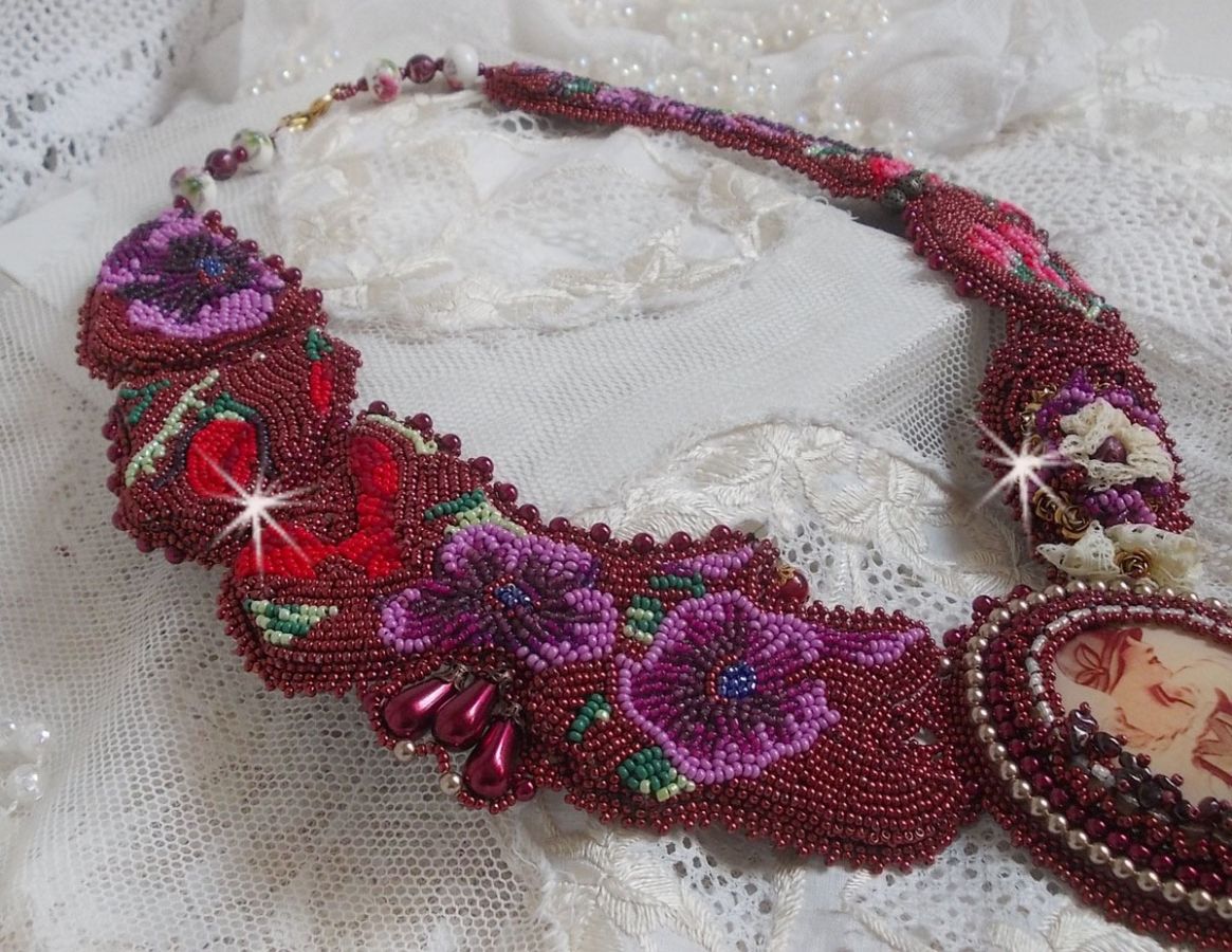 Art'D Haute-Couture smekke halskjede brodert med forskjellige fargede frøperler og Swarovski krystallperler