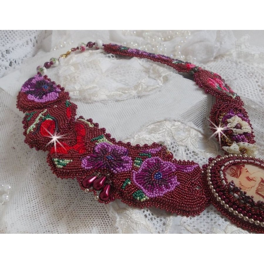 Art'D Haute-Couture smekke halskjede brodert med forskjellige fargede frøperler og Swarovski krystallperler