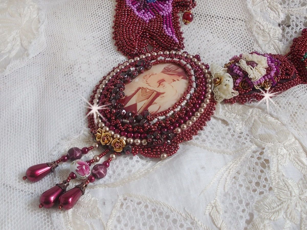 Art'D Haute-Couture smekke halskjede brodert med forskjellige fargede frøperler og Swarovski krystallperler