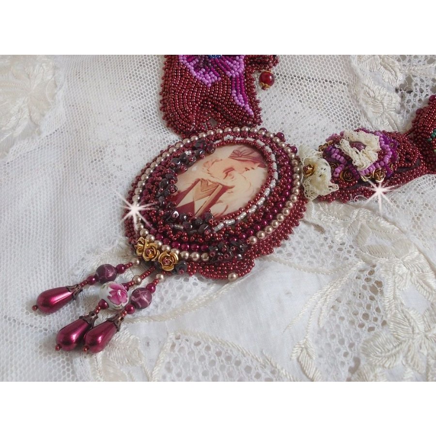 Art'D Haute-Couture smekke halskjede brodert med forskjellige fargede frøperler og Swarovski krystallperler