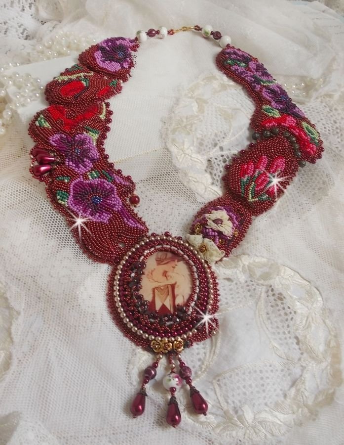 Art'D Haute-Couture smekke halskjede brodert med forskjellige fargede frøperler og Swarovski krystallperler