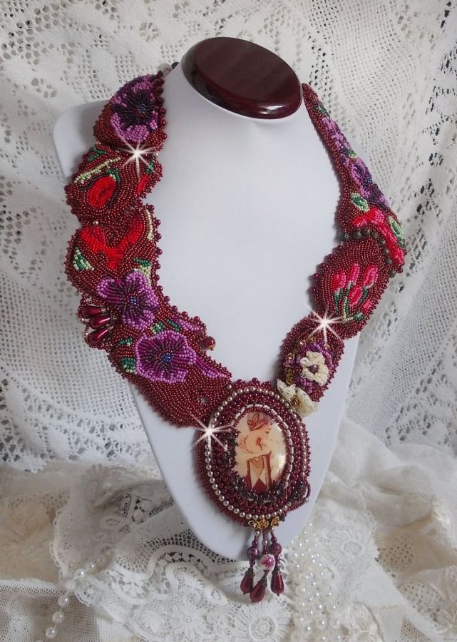 Art'D Haute-Couture smekke halskjede brodert med forskjellige fargede frøperler og Swarovski krystallperler