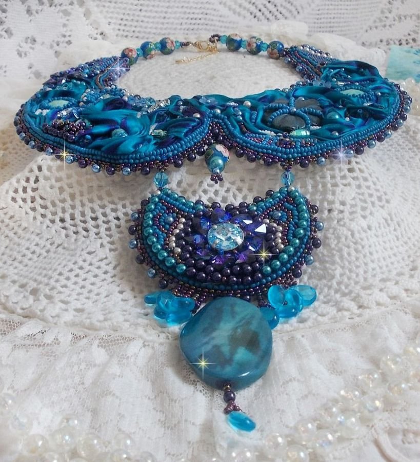 Royal Blue Haute-Couture smekkekjede brodert med et lilla og andeblått silkebånd, krystaller og forskjellige perler 
