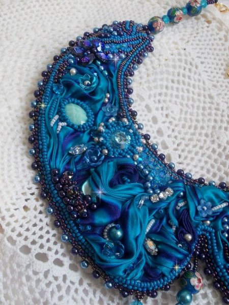 Royal Blue Haute-Couture smekkekjede brodert med et lilla og andebl&aring;tt silkeb&aring;nd, krystaller og forskjellige perler 