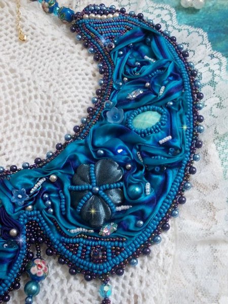 Royal Blue Haute-Couture smekkekjede brodert med et lilla og andebl&aring;tt silkeb&aring;nd, krystaller og forskjellige perler 