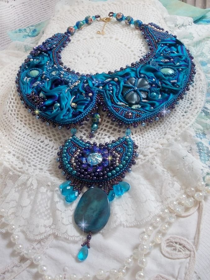 Royal Blue Haute-Couture smekkekjede brodert med et lilla og andeblått silkebånd, krystaller og forskjellige perler 