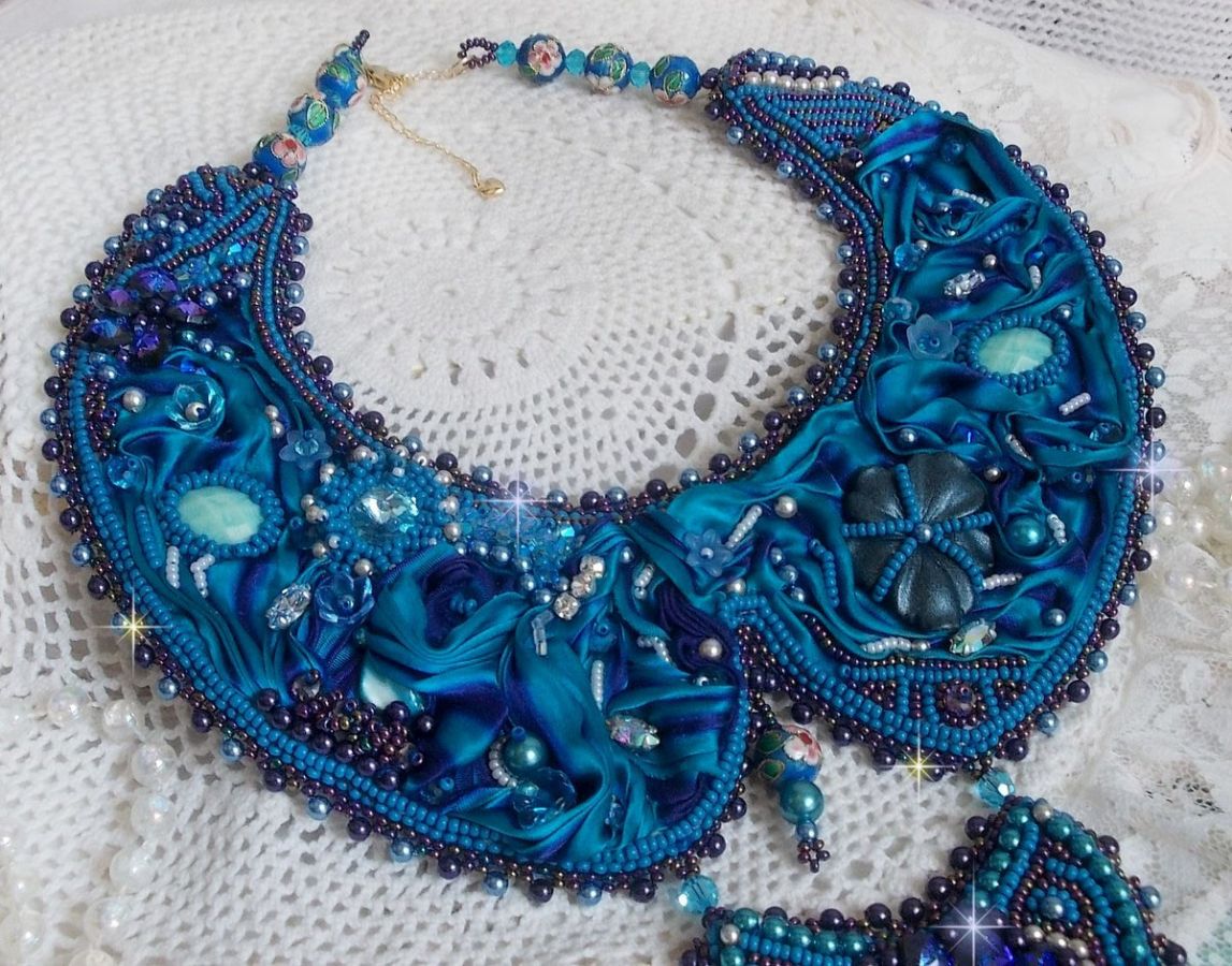 Royal Blue Haute-Couture smekkekjede brodert med et lilla og andeblått silkebånd, krystaller og forskjellige perler 