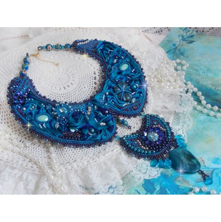 Royal Blue Haute-Couture smekkekjede brodert med et lilla og andeblått silkebånd, krystaller og forskjellige perler 