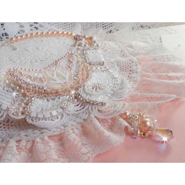 Bouquet d'un Jour halskjede brodert med perlemorblomster, krystaller, runde filigranperler, 925/1000 s&oslash;lv og kvalitetsperler av perler 