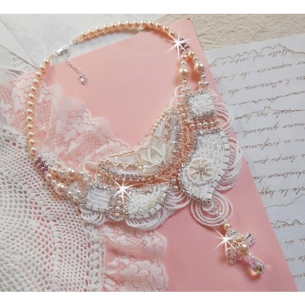 Bouquet d'un Jour halskjede brodert med perlemorblomster, krystaller, runde filigranperler, 925/1000 s&oslash;lv og kvalitetsperler av perler 