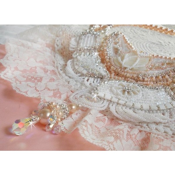 Bouquet d'un Jour halskjede brodert med perlemorblomster, krystaller, runde filigranperler, 925/1000 s&oslash;lv og kvalitetsperler av perler 