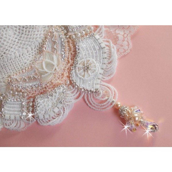 Bouquet d'un Jour halskjede brodert med perlemorblomster, krystaller, runde filigranperler, 925/1000 s&oslash;lv og kvalitetsperler av perler 