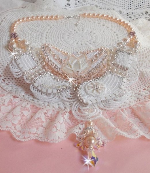 Bouquet d'un Jour halskjede brodert med perlemorblomster, krystaller, runde filigranperler, 925/1000 s&oslash;lv og kvalitetsperler av perler 