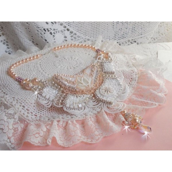 Bouquet d'un Jour halskjede brodert med perlemorblomster, krystaller, runde filigranperler, 925/1000 s&oslash;lv og kvalitetsperler av perler 