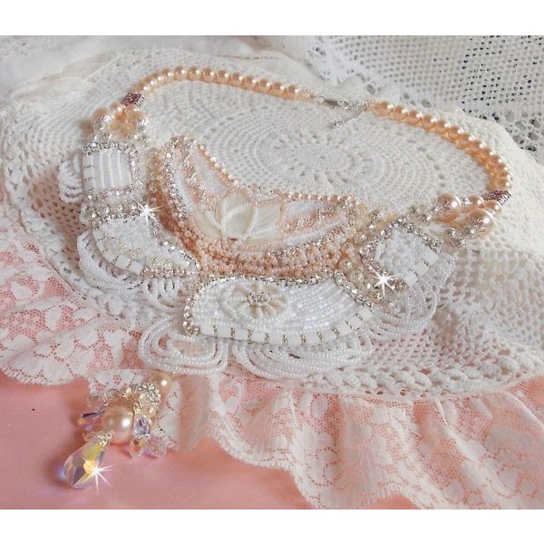 Bouquet d'un Jour halskjede brodert med perlemorblomster, krystaller, runde filigranperler, 925/1000 s&oslash;lv og kvalitetsperler av perler 