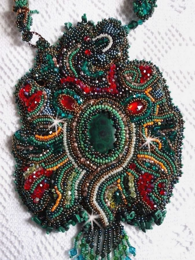 Drage halskjede brodert med en cabochon og chips i naturlig malakitt, en vakker smaragdgrønn gradering med disse fargede frøperlene