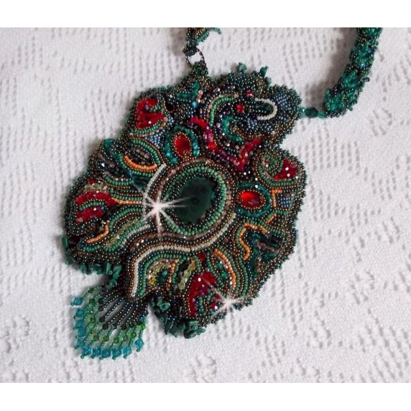 Drage halskjede brodert med en cabochon og chips i naturlig malakitt, en vakker smaragdgr&oslash;nn gradering med disse fargede fr&oslash;perlene