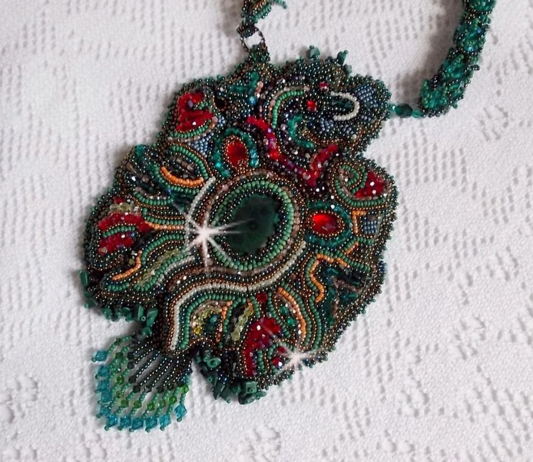 Drage halskjede brodert med en cabochon og chips i naturlig malakitt, en vakker smaragdgrønn gradering med disse fargede frøperlene