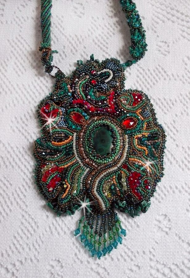 Drage halskjede brodert med en cabochon og chips i naturlig malakitt, en vakker smaragdgrønn gradering med disse fargede frøperlene