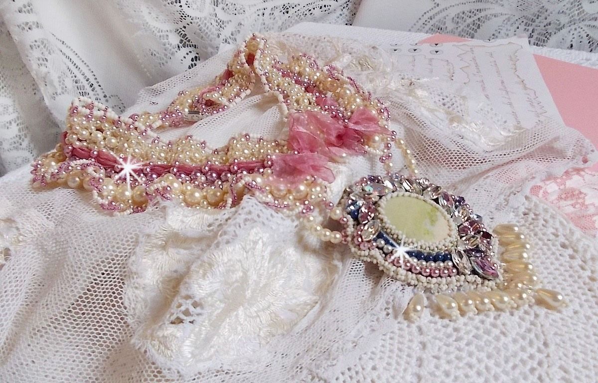 Détente smekkekjede brodert med perleperler i harmoni med andre kvalitetsperler