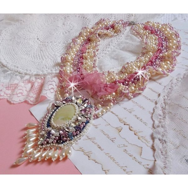 D&eacute;tente smekkekjede brodert med perleperler i harmoni med andre kvalitetsperler