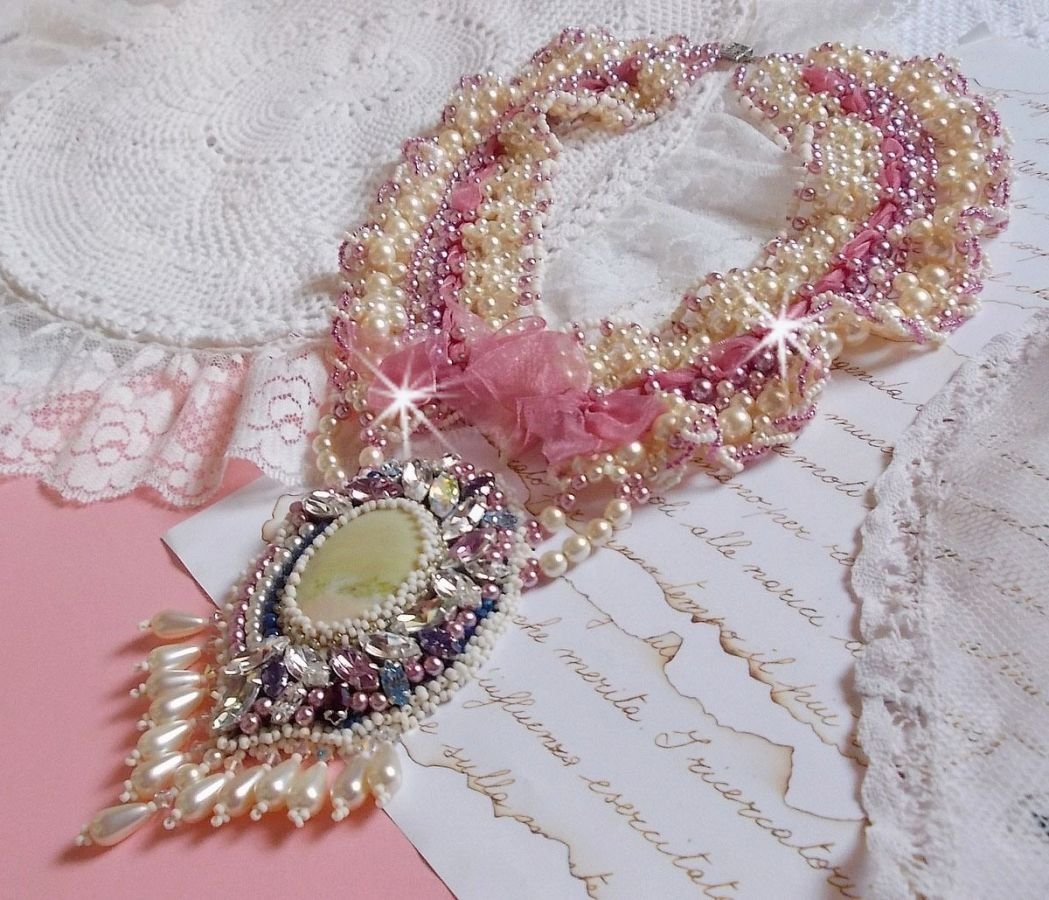 Détente smekkekjede brodert med perleperler i harmoni med andre kvalitetsperler