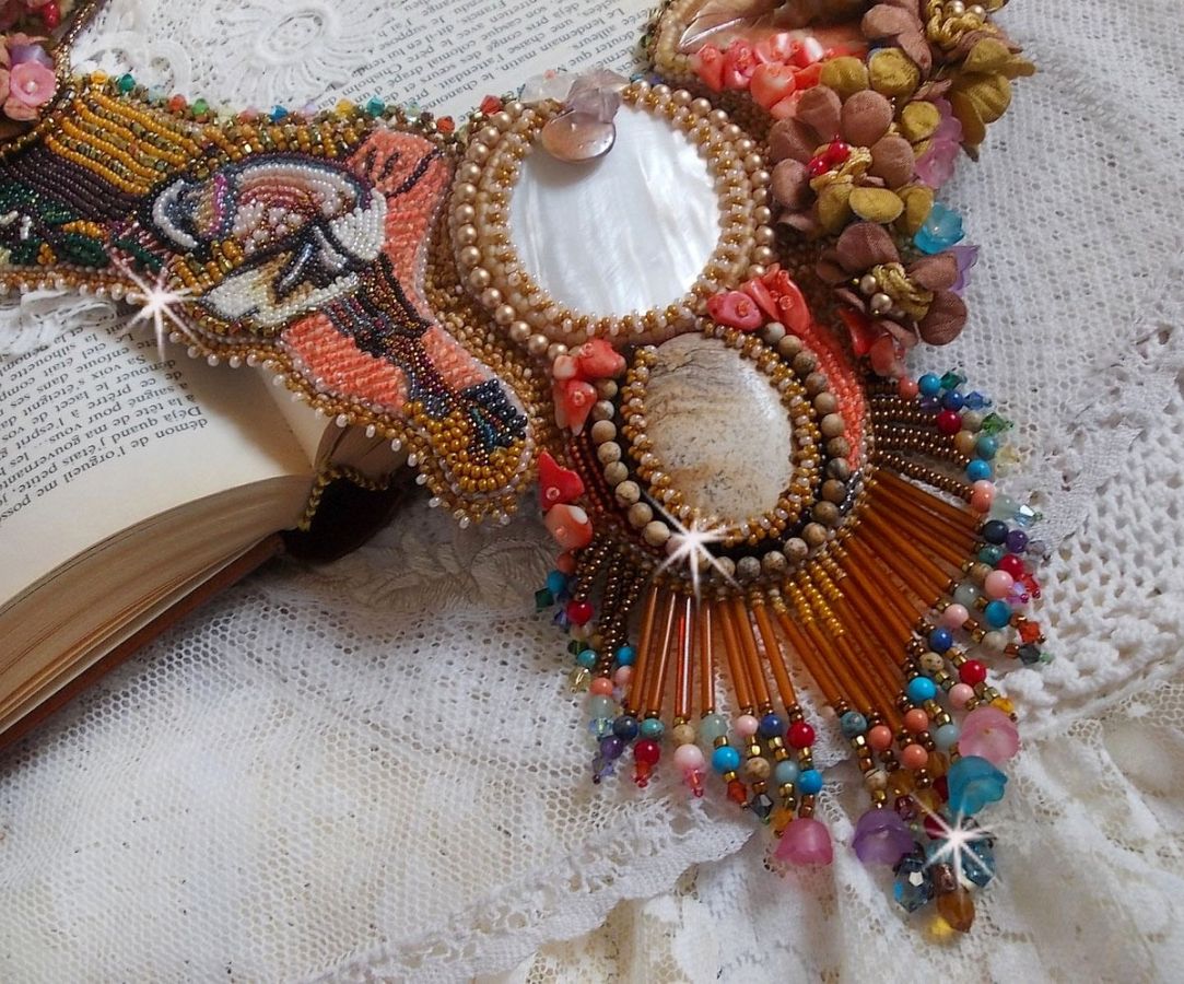 Eksotisk Envol halskjede brodert med blonder, perleperler, forskjellige perler av veldig vakker kvalitet i Haute-Couture-stil