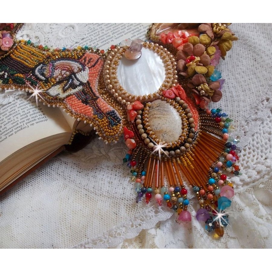 Eksotisk Envol halskjede brodert med blonder, perleperler, forskjellige perler av veldig vakker kvalitet i Haute-Couture-stil