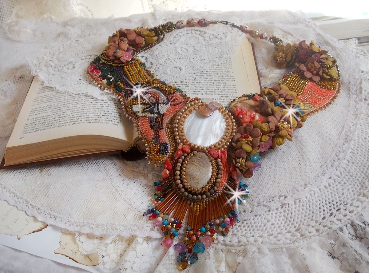 Eksotisk Envol halskjede brodert med blonder, perleperler, forskjellige perler av veldig vakker kvalitet i Haute-Couture-stil