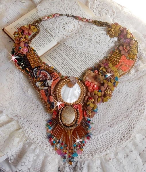 Eksotisk Envol halskjede brodert med blonder, perleperler, forskjellige perler av veldig vakker kvalitet i Haute-Couture-stil
