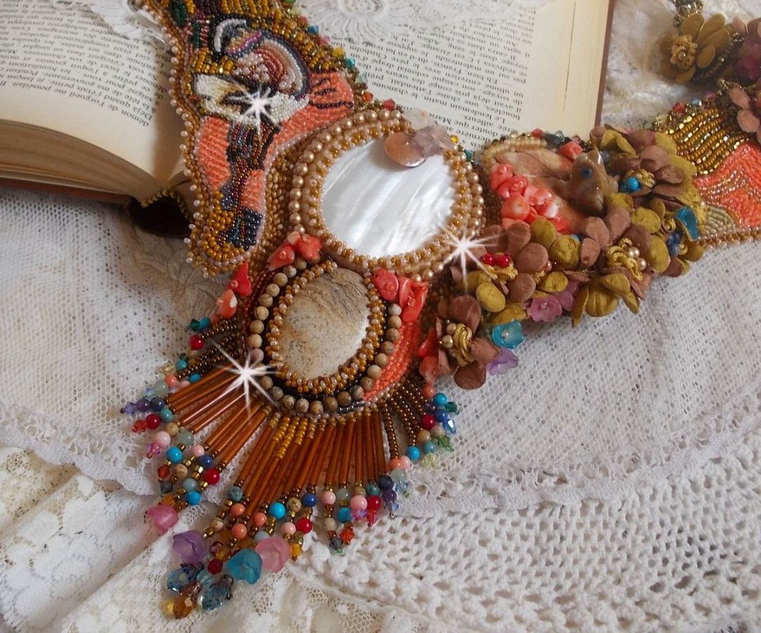 Eksotisk Envol halskjede brodert med blonder, perleperler, forskjellige perler av veldig vakker kvalitet i Haute-Couture-stil