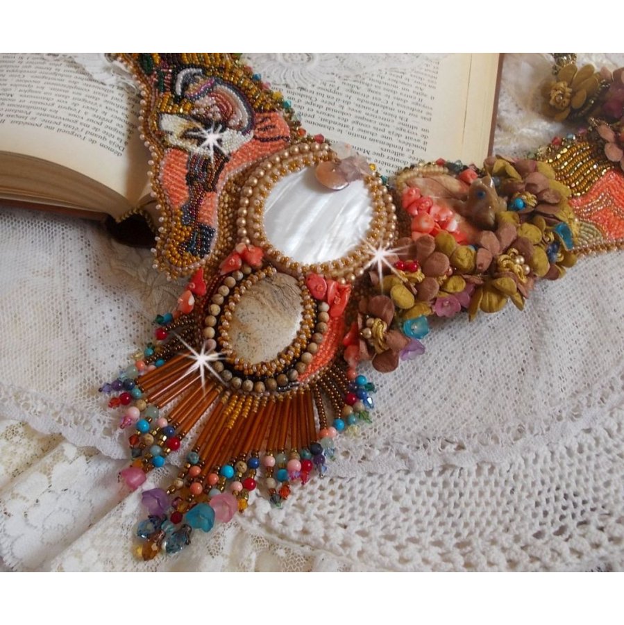 Eksotisk Envol halskjede brodert med blonder, perleperler, forskjellige perler av veldig vakker kvalitet i Haute-Couture-stil