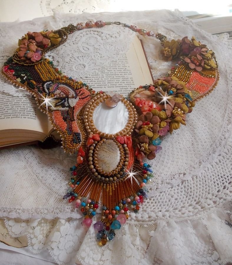 Eksotisk Envol halskjede brodert med blonder, perleperler, forskjellige perler av veldig vakker kvalitet i Haute-Couture-stil