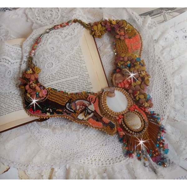 Eksotisk Envol halskjede brodert med blonder, perleperler, forskjellige perler av veldig vakker kvalitet i Haute-Couture-stil