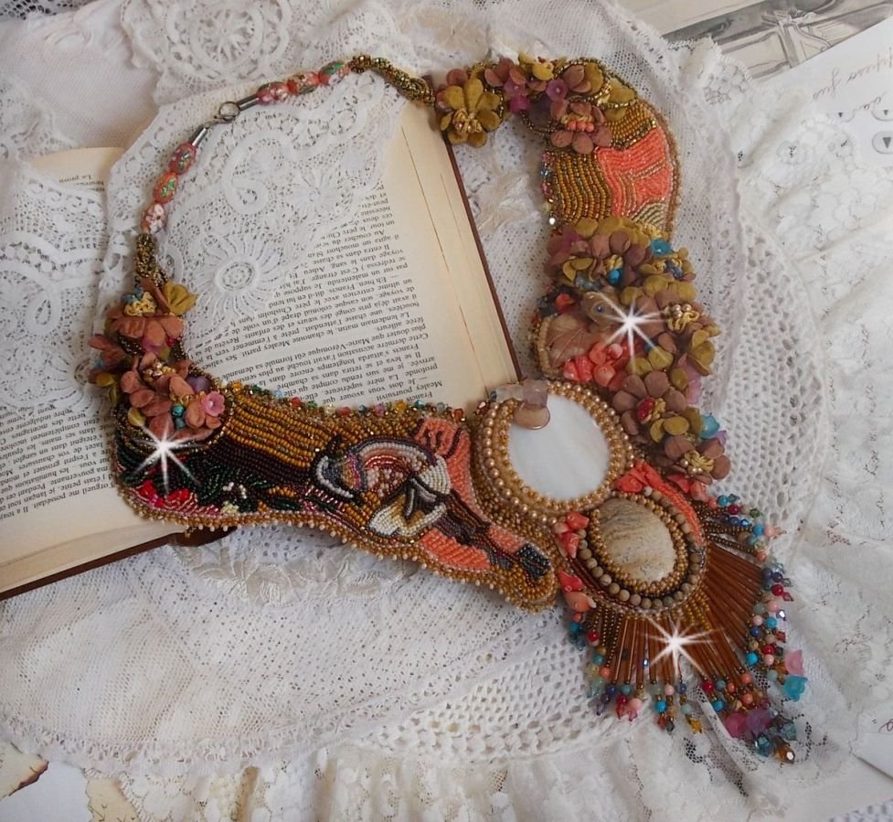 Eksotisk Envol halskjede brodert med blonder, perleperler, forskjellige perler av veldig vakker kvalitet i Haute-Couture-stil