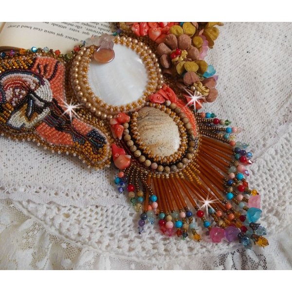 Eksotisk Envol halskjede brodert med blonder, perleperler, forskjellige perler av veldig vakker kvalitet i Haute-Couture-stil