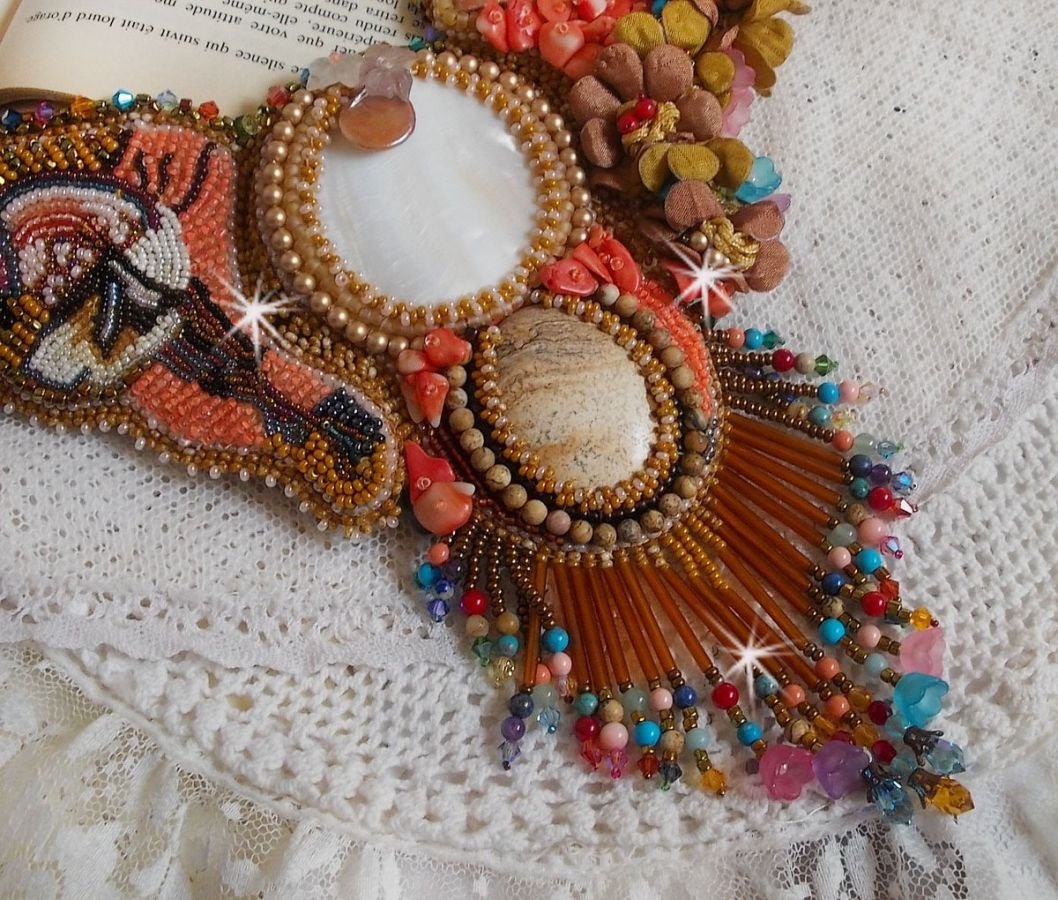 Eksotisk Envol halskjede brodert med blonder, perleperler, forskjellige perler av veldig vakker kvalitet i Haute-Couture-stil