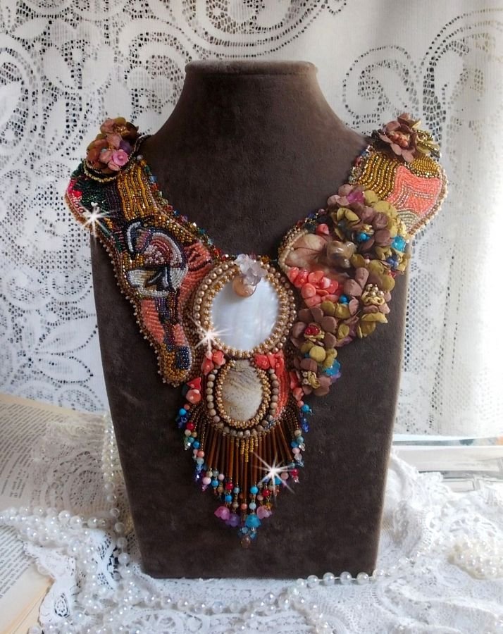 Eksotisk Envol halskjede brodert med blonder, perleperler, forskjellige perler av veldig vakker kvalitet i Haute-Couture-stil