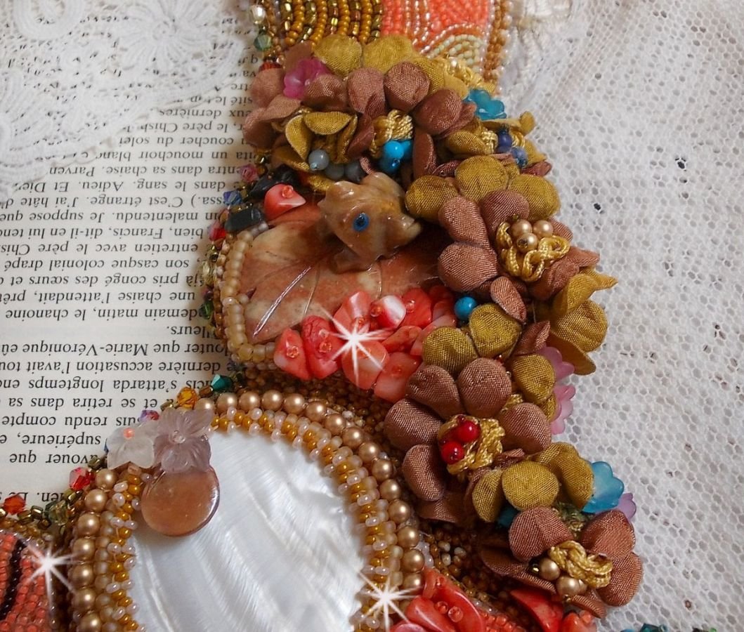 Eksotisk Envol halskjede brodert med blonder, perleperler, forskjellige perler av veldig vakker kvalitet i Haute-Couture-stil