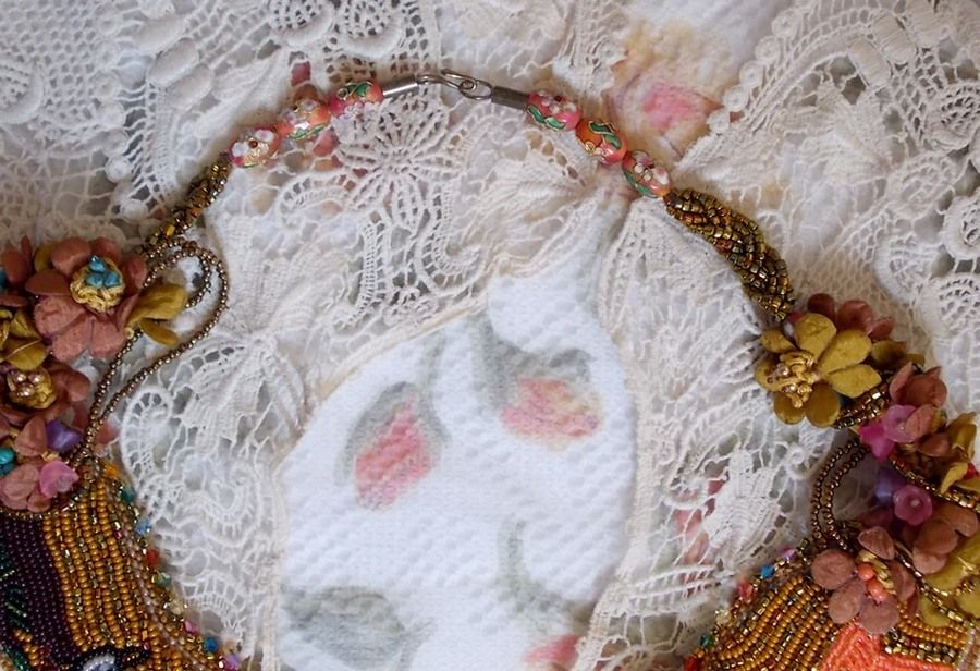 Eksotisk Envol halskjede brodert med blonder, perleperler, forskjellige perler av veldig vakker kvalitet i Haute-Couture-stil