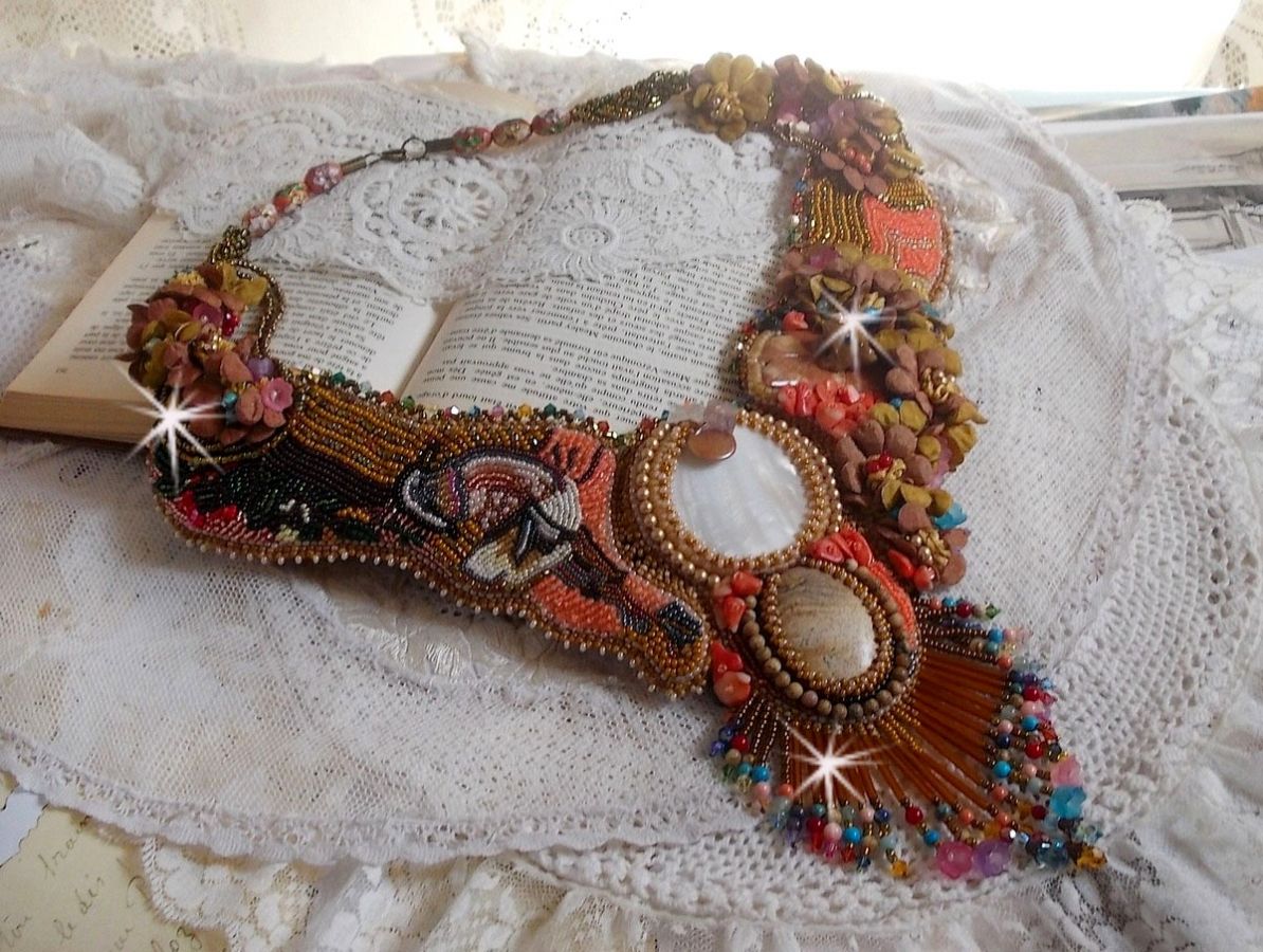 Eksotisk Envol halskjede brodert med blonder, perleperler, forskjellige perler av veldig vakker kvalitet i Haute-Couture-stil