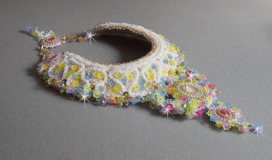 Envolée Fleurie halskjede, lucite blomster, perler og frøperler brodert i Haute-Couture-stil