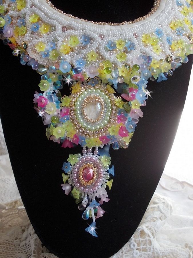 Envolée Fleurie halskjede, lucite blomster, perler og frøperler brodert i Haute-Couture-stil