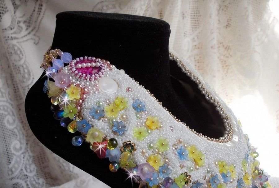 Envolée Fleurie halskjede, lucite blomster, perler og frøperler brodert i Haute-Couture-stil