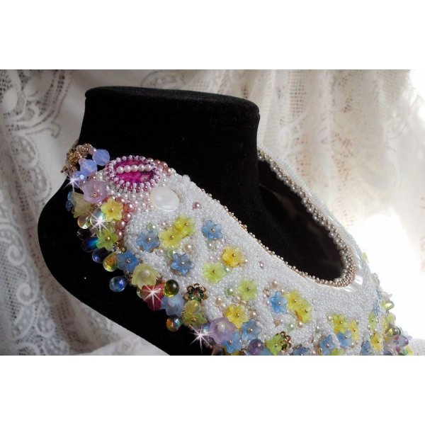 Envolée Fleurie halskjede, lucite blomster, perler og frøperler brodert i Haute-Couture-stil